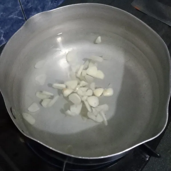 Didihkan air bersama bawang putih.
