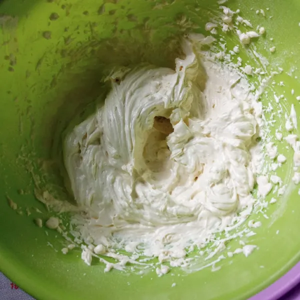 Kocok cream cheese dan butter menggunakan mixer kecepatan rendah sampai lembut. Masukkan gula, kocok dengan kecepatan sedang sampai pucat dan mengembang.