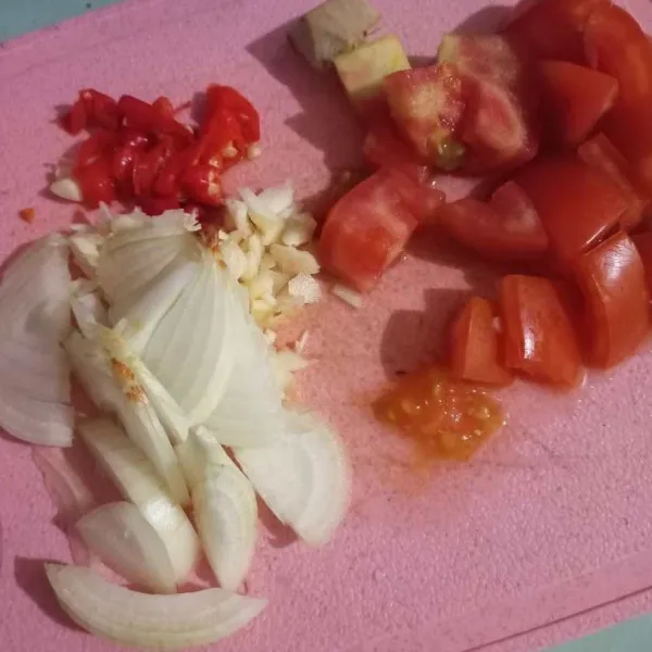 Cincang bawang putih, iris bawang bombai, bawang daun, dan cabe, potong-potong tomat, sishkan.