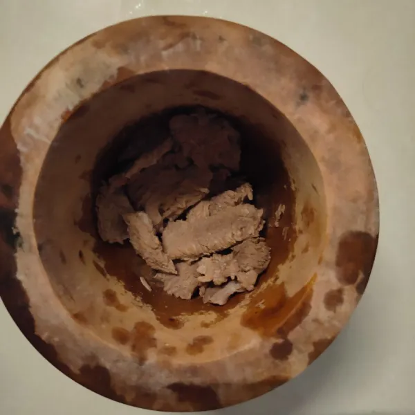 Supaya lebih empuk, tumbuk daging.