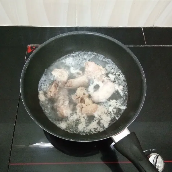 Rebus tulangan ayam dengan secukupnya air hingga mendidih. Lalu tiriskan tulang ayam dan buang air rebusannya.