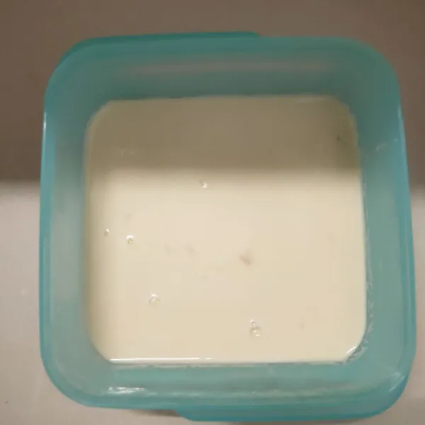 Campurkan 1/2 bungkus bubuk jelly dengan minuman yogurt plan, masak hingga berbuih, simpan di wadah, diamkan hingga padat.