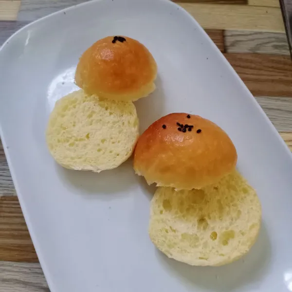 Belah mini bun menjadi 2 bagian.