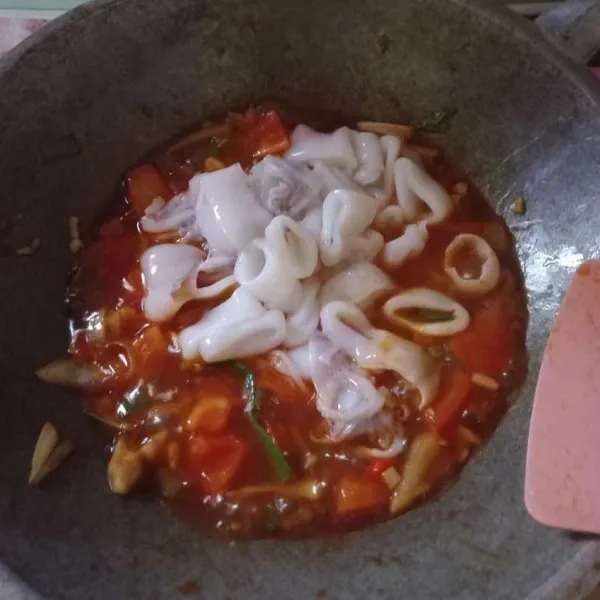 Masukan cumi, masak hingga kuah mengental. Siap disajikan.