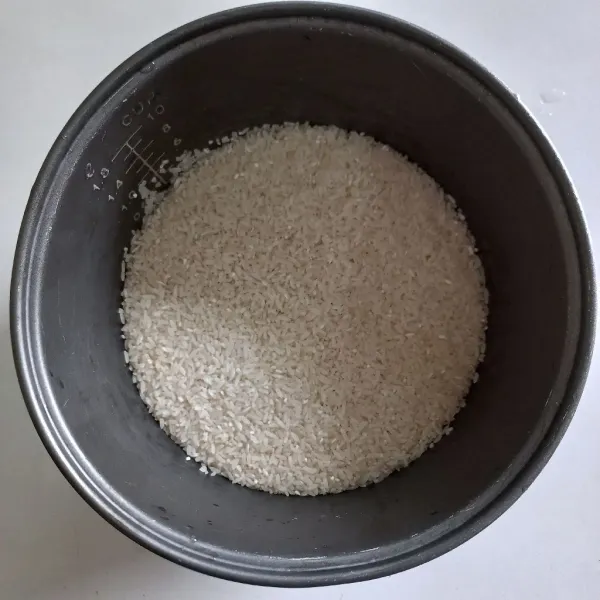 Siapkan beras putih.