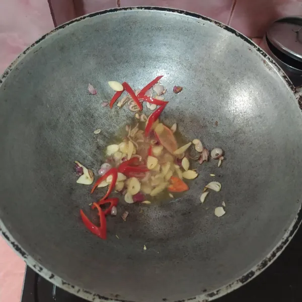 Tumis bawang merah dan bawang putih hingga harum lalu masukkan cabe merah.