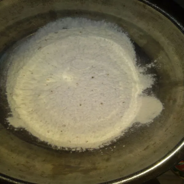 Dalam wadah, campur tepung terigu, tepung beras, bawang putih bubuk, garam, lada bubuk, ketumbar bubuk dan kaldu bubuk.