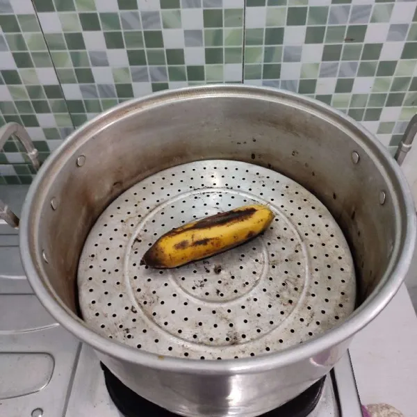 Kukus pisang selama 10  menit hingga matang.