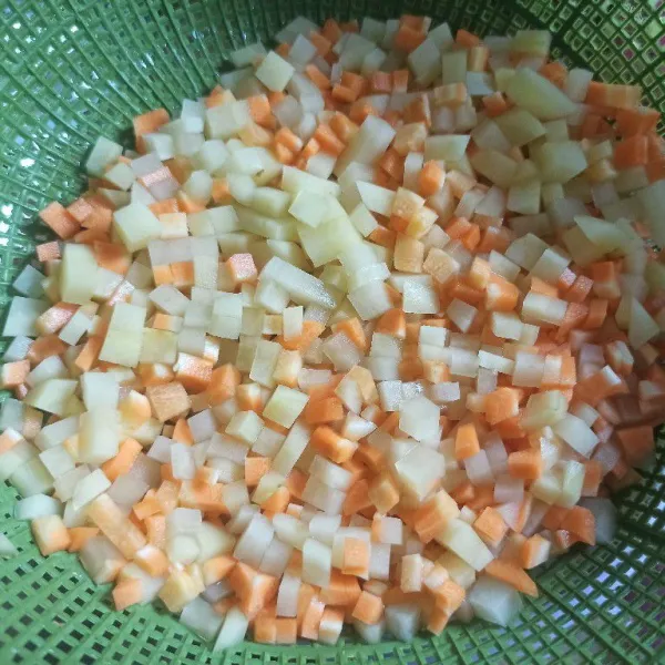 Kupas kentang dan wortel potong kecil-kecil kemudian cuci sampai bersih.