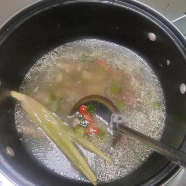Beri air kaldu, masak hingga mendidih. Masukkan cabai, daun bawang, serai dan garam, aduk merata dan koreksi rasa. Sajikan.