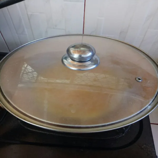 Kemudian tutup wajan masak dengan api kecil.