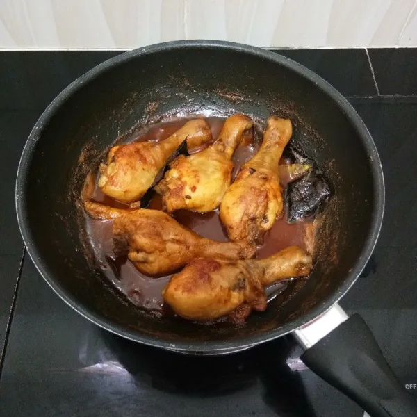 Masak hingga ayam matang, bumbu meresap dan kuah menyusut. Lalu angkat.
