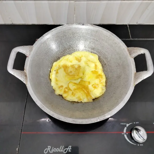 Panaskan sedikit minyak goreng lalu goreng telur dadar tipis saja lalu angkat dan iris sesuai selera.
