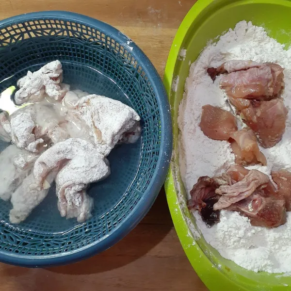 Balurkan ayam pada bahan kering, celupkan ke bahan basah. Balurkan lagi pada bahan kering, celupkan kembali ke bahan basah dan balurkan lagi ke bahan kering hingga rata. Tepuk - tepuk sisa tepung yang menempel pada ayam.