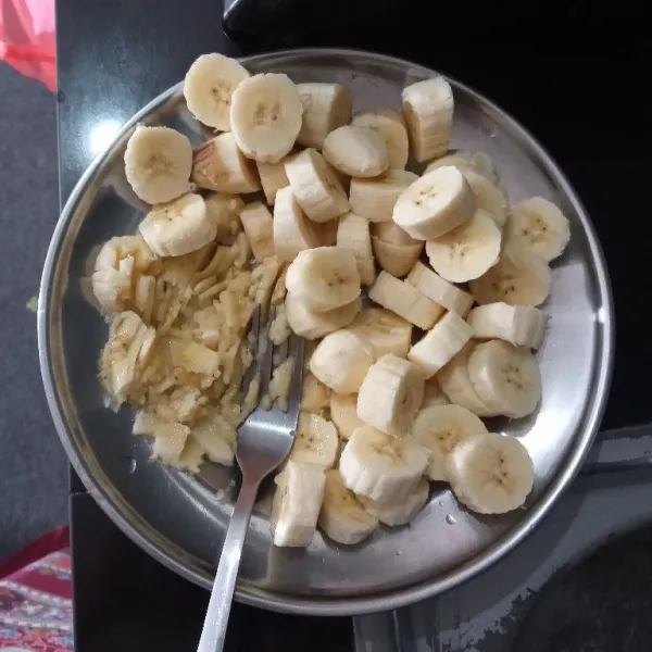 Kupas pisang, potong-potong lalu haluskan dengan bantuan garpu.