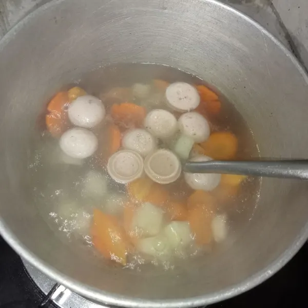 Rebus wortel dan kentang hingga matang lalu masukkan sosis.