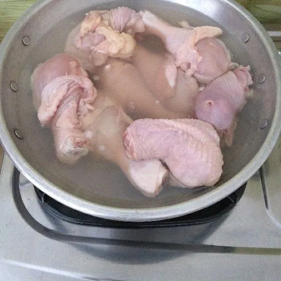 Cuci bersih ayam lalu rebus hingga buihnya keluar lalu angkat dan bilas dengan air bersih.