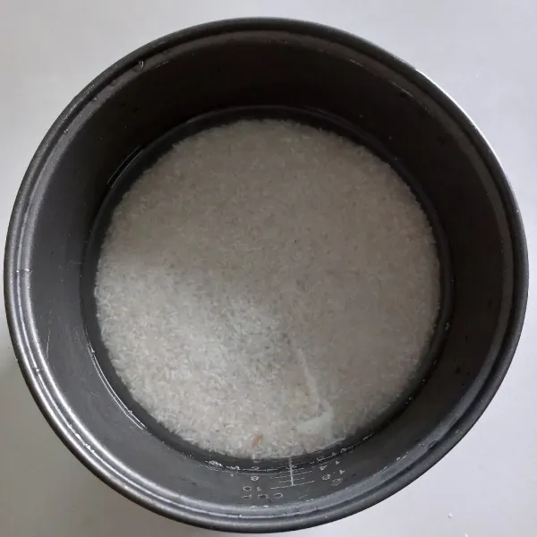 Cuci bersih beras kemudian tambahkan air secukupnya disesuaikan dengan jenis beras masing-masing.