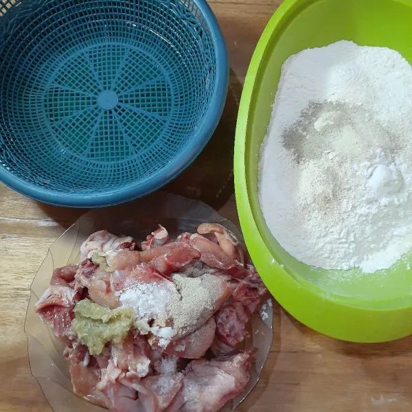 Siapkan air sebagai bahan basah, sisihkan. Campur semua bahan kering, aduk rata dan sisihkan. Marinasi ayam dengan merica bubuk, penyedap, garam dan bawang putih halus.
