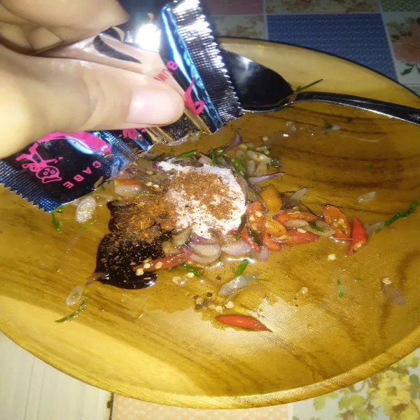 Campur semua bumbu mie instan dengan sambal matah, aduk rata.