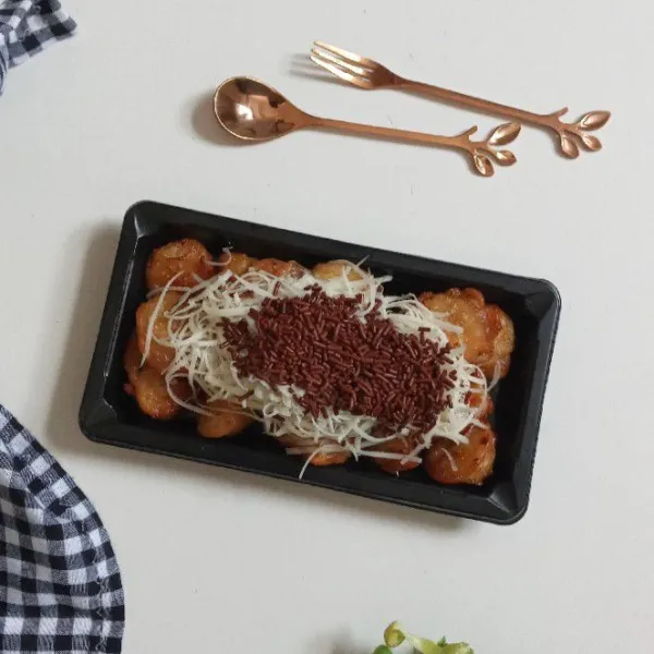 Susun pisang di wadah,  kucuri kental manis, lalu keju parut dan messes, kucuri lagi kental manis bila suka.