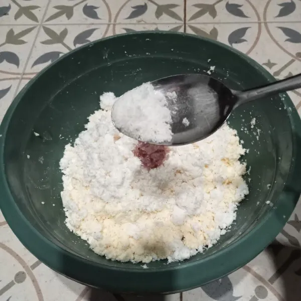 Masukkan kelapa parut, bawang merah dan garam, aduk sampai rata