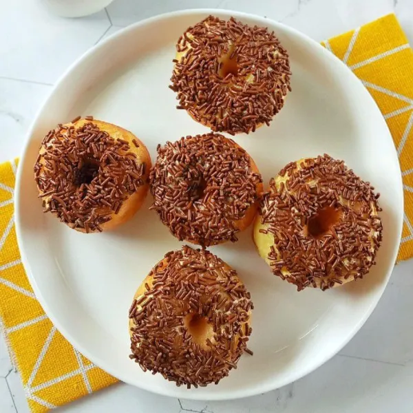 Tambahkan Meises Cokelat diatasnya. Donat siap dinikmati. Yummy.