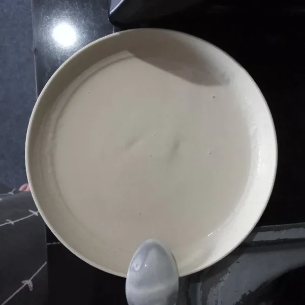 Campur tepung pisang goreng dengan air es, aduk rata, buat adonan dengan kekentalan sedang.