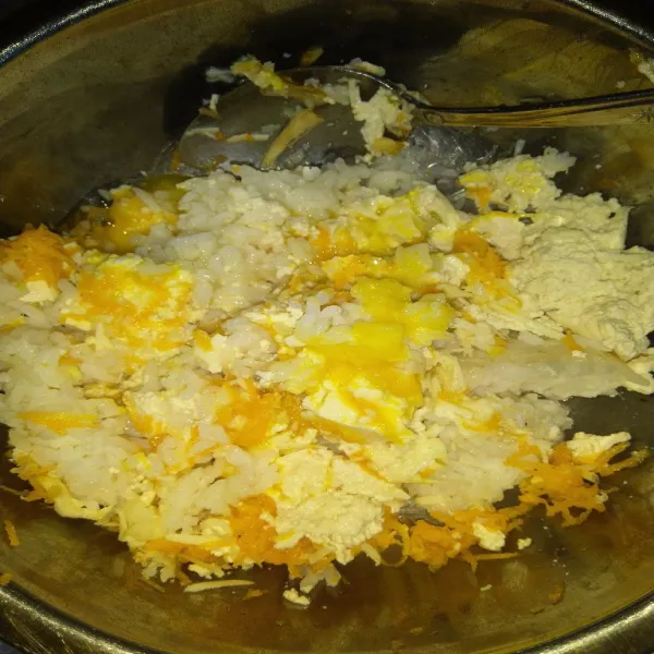Masukkan garam, kaldu jamur, tambahkan telur sedikit demi sedikit sambil diuleni, sampai adonan bisa dibentuk. Hentikan penambahan telur jika tekturnya sudah cukup.