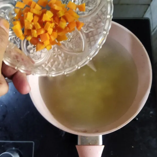 Masukkan 250 ml air matang dan masak hingga mendidih. Lalu masukan ayam, kentang dan wortel kedalam panci. Masak hingga matang.