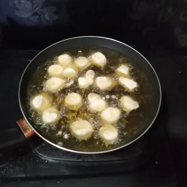 Lalu goreng hingga matang, setelah matang tiriskan.