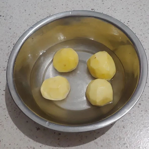 Kupas kentang, lalu dipotong potong dan dicuci bersih, tiriskan.