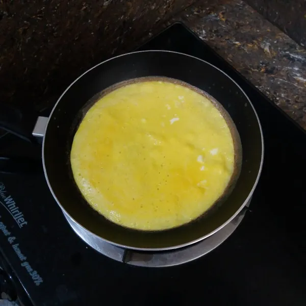 Masukkan telur, kaldu jamur, & garam ke dalam wadah, kocok lepas, dadar hingga matang, angkat, & sisihkan.