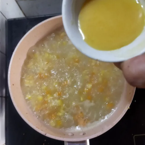 Masukan kocokan telur kedalam sup mendidih. Aduk perlahan sehingga terbentuk butiran telur.