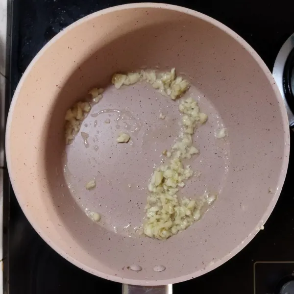 Tumis bawang putih dengan margarin sampai harum, angkat.