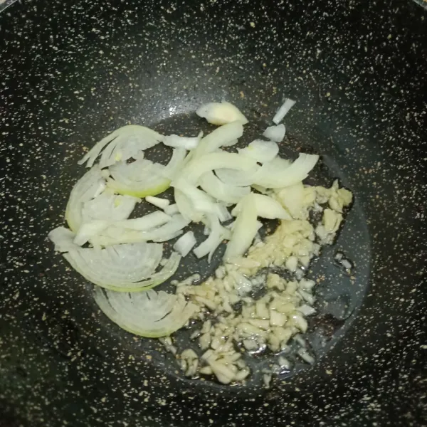 Tumis bombay dan bawang putih.