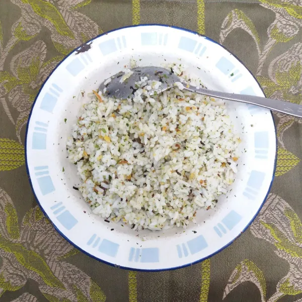 Siapkan nasi dipiring, taburi abon nori, & aduk rata.