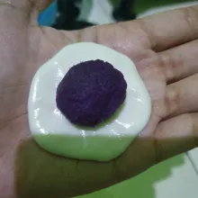 Ambil 5 gr adonan pipihkan beri isian pasta ubi ungu dan bulatkan.