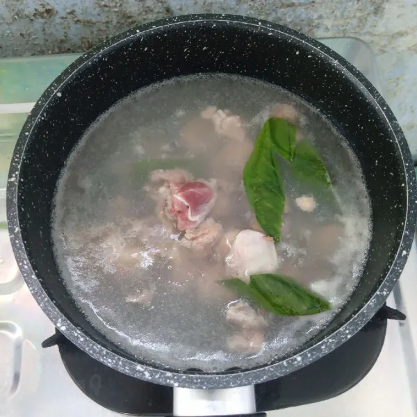 Rebus daging kambing bersama 2 lembar daun salam sampai empuk.