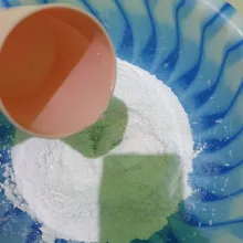 Campurkan tepung ketan, tepung sagu, gula pasir, dan garam. Tambahkan air panas sedikit demi sedikit sambil di aduk adonannya.