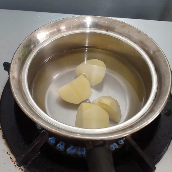 Rebus kentang hingga empuk, tiriskan dan biarkan kentang sampai dingin.