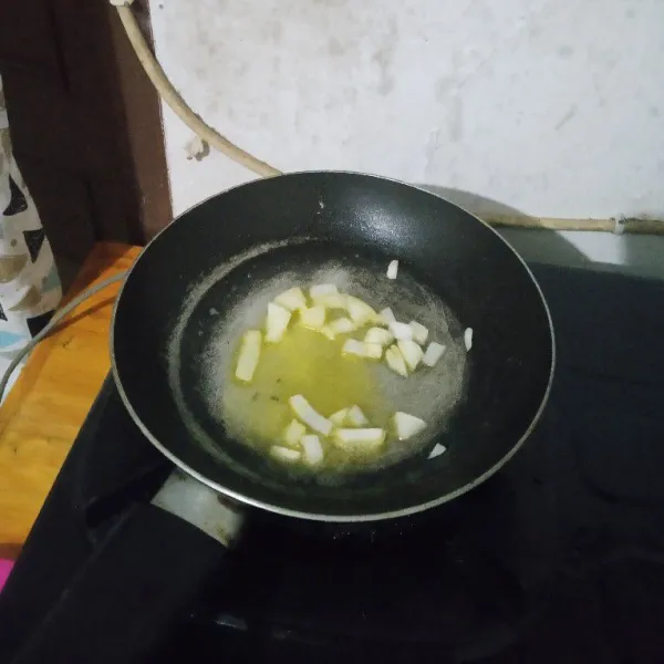 Panaskan margarin, tumis bawang bombay sampai harum.
