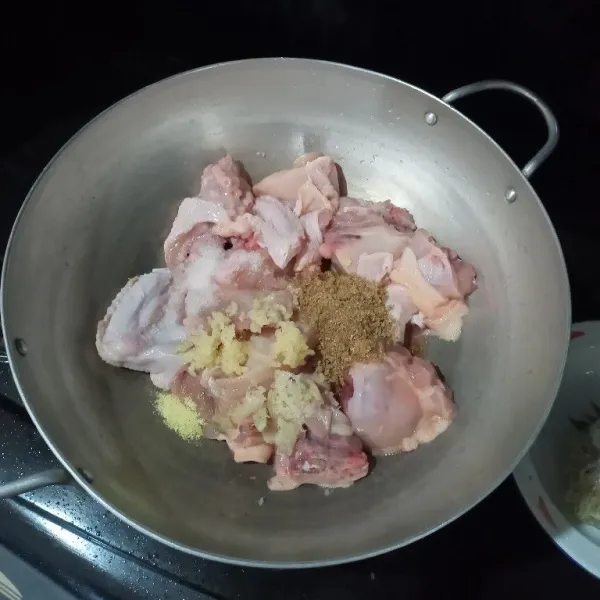 Cuci ayam lalu potong lecil-kecil, kemudian masukkan bahan utama lainnya kecuali tepung tapioka, aduk hingga tercampur merata dan biarkan selama 10 menit agar bumbu meresap.