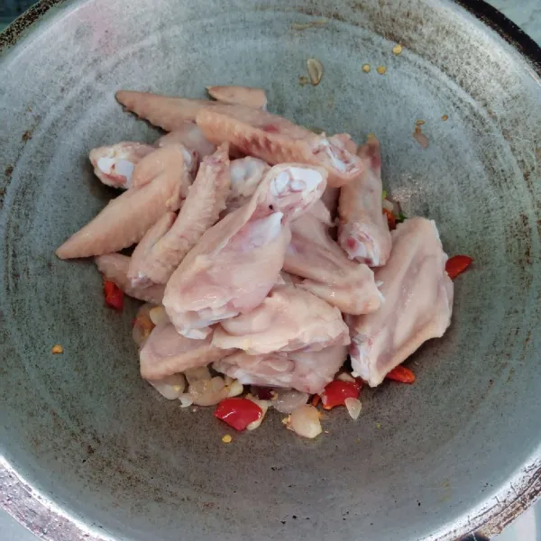 Masukkan ayam. Masak sampai berubah warna.