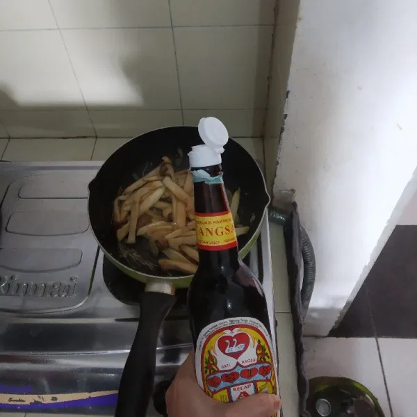 Beri garam, saus tiram, kecap asin dan gula pasir.