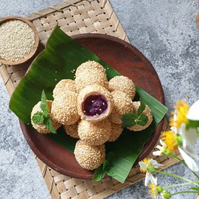 Onde-Onde Isi Pasta Ubi Ungu