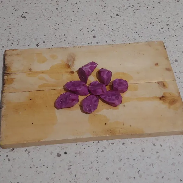 Kupas ubi ungu lalu dipotong-potong.