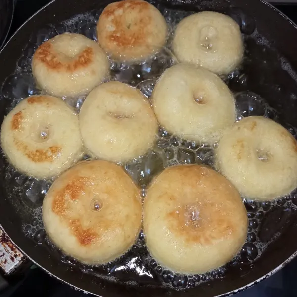 Panaskan minyak secukupnya kemudian lubangi bagian tengah donat lalu goreng donat hingga kuning keemasan angkat dan tiriskan.