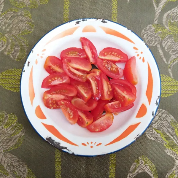 Cuci bersih tomat cherry, potong - potong, sisihkan.