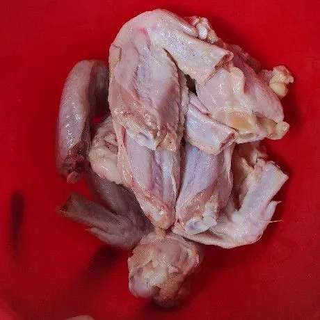 Siapkan sayap ayam yang telah dibagi 2, bersihkan dengan air mengalir beri perasan cuka agar tidak bau amis, lalu tiriskan